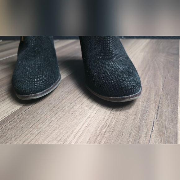 Lucky Brand Ponic Black SIZE 8.5 Suede Ankle Bootie Side Slit Zip Heeled - Picture 4 of 10